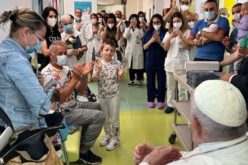 Папата ги посети пациентите на детското онколошко одделение во клиниката „Гемели“