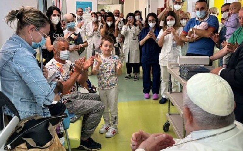 Папата ги посети пациентите на детското онколошко одделение во клиниката „Гемели“