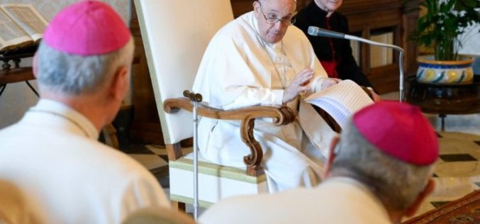 Папата: Мудро е да се делат добра во монашките заедници; ѓаволот влегува преку џебовите