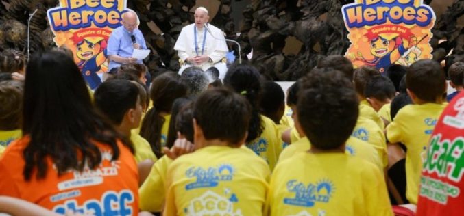 Папата Фрањо ги посети учесниците на летниот камп во Ватикан