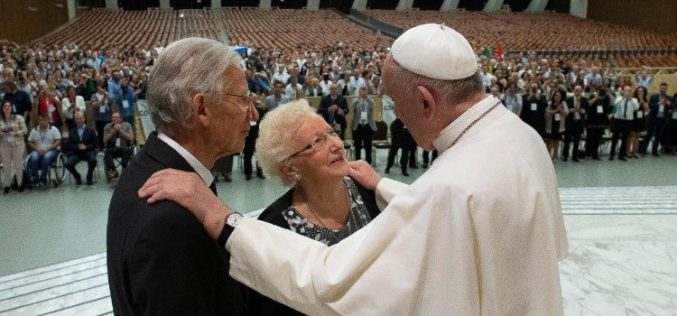 Папата до старите и младите луѓе: Откријте ја радоста на средбата