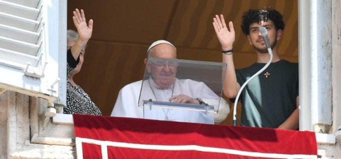 Папата Фрањо: Политиката не смее да ги заборави старите луѓе
