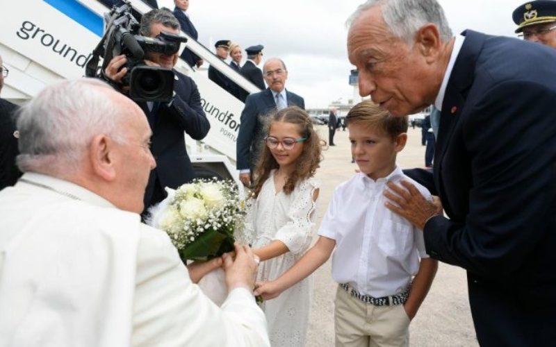 Папата Фрањо пристигна во Лисабон