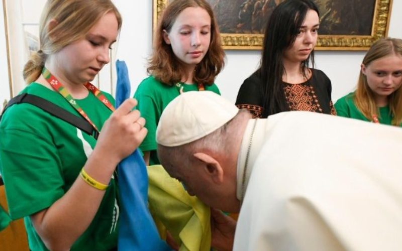 Папата Фрањо приватно се сретна со млади украински ходочасници