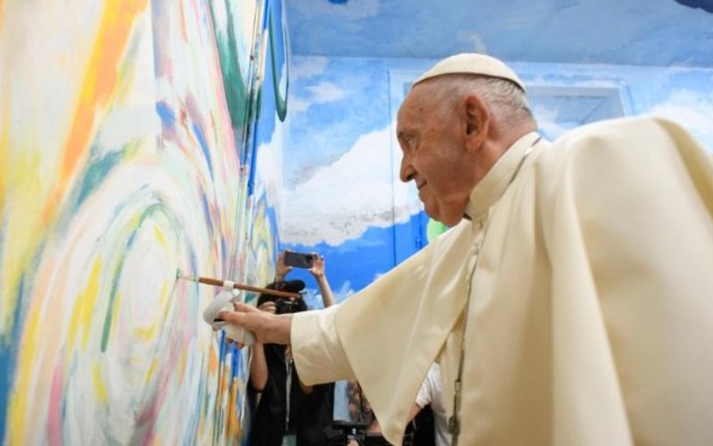 Папата до младите во Лисабон: „Не плашете се да ги извалкате рацете“