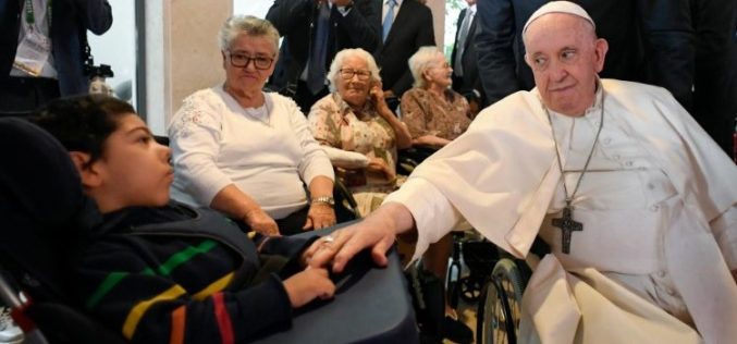 Папата Фрањо се сретна со каритативните работници