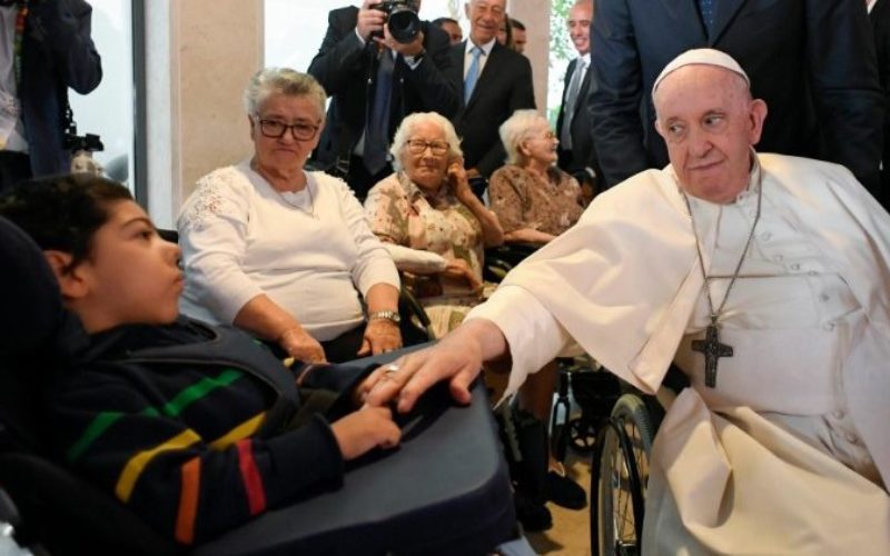 Папата Фрањо се сретна со каритативните работници