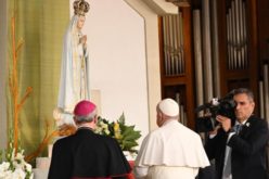 Папата молеше Света Бројаница во Фатима: „Богородица брза да биде блиску до нас“