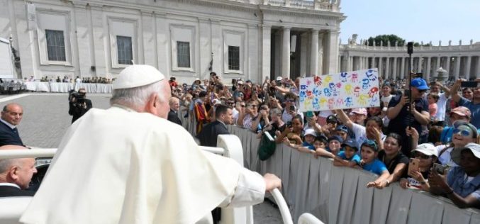 Папата продолжува со Генералните аудиенции во среда