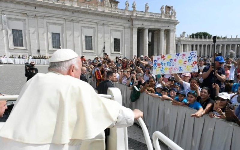 Папата продолжува со Генералните аудиенции во среда