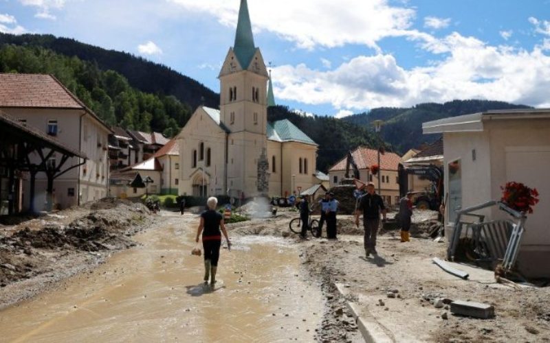 Папата се моли за сите погодени од катастрофалните природни катастрофи во Словенија и Грузија