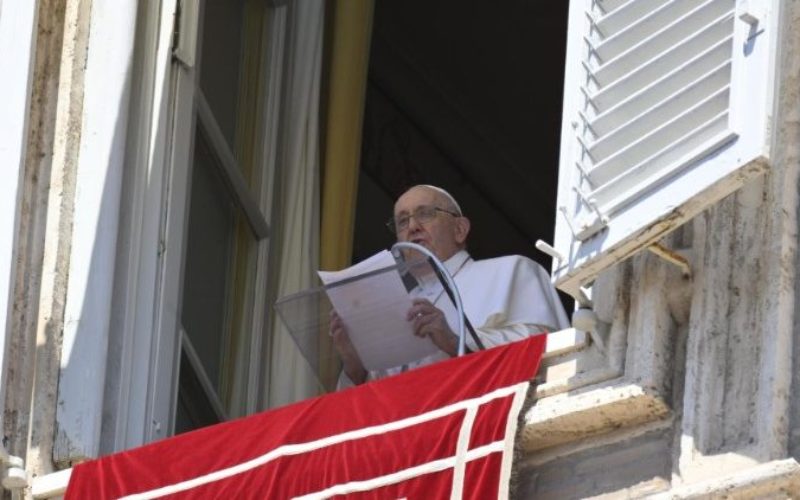 Папата се помоли за жртвите мигранти во бродоломот, повика на солидарност