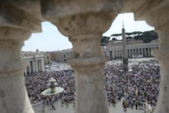 Папата моли за жртвите од пожарот во Грција и за страдањата на Украинците