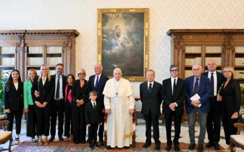 Папата до новинарите: Помогнете ми да зборувам за Синодата без слогани