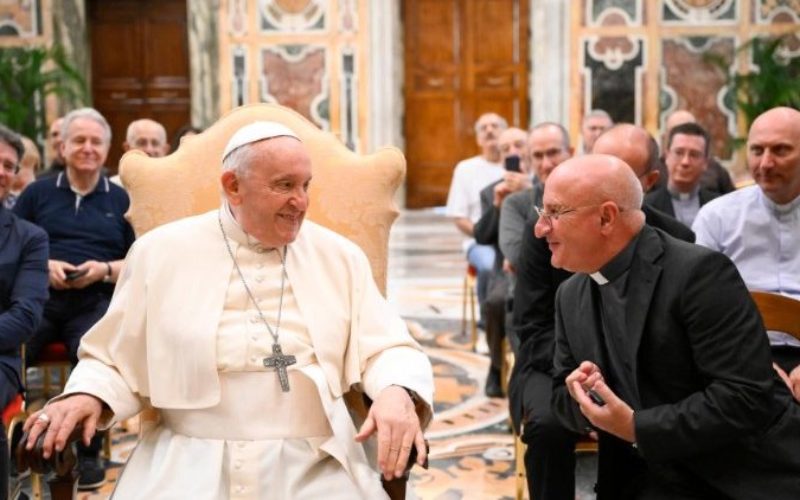 Папата Фрањо: Помогнете им на луѓето да се хранат со Божјото Слово