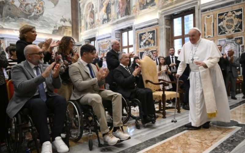 Папата: Животот не се продава за профит