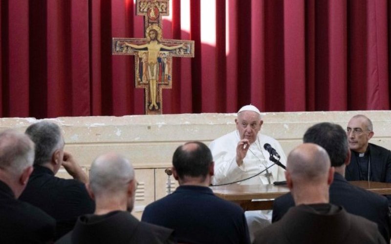 Папата Фрањо се сретна со свештениците од парохиите во римските периферии