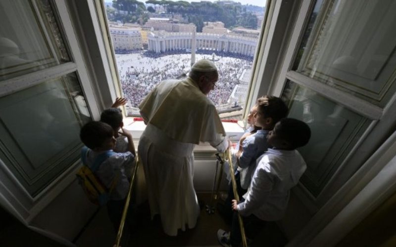 Папата и децата од целиот свет заедно на 6 ноември