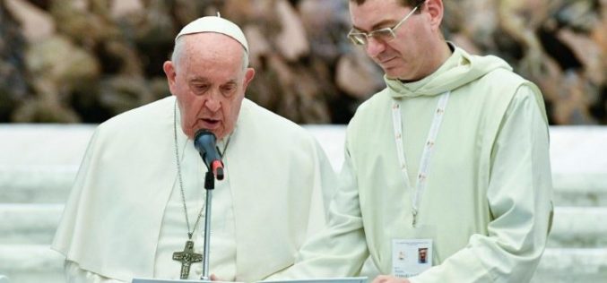 Папата: Сакам да размислувам за Црквата како Божји верен народ