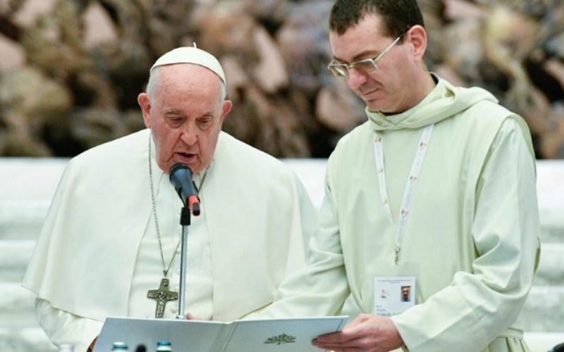 Папата: Сакам да размислувам за Црквата како Божји верен народ