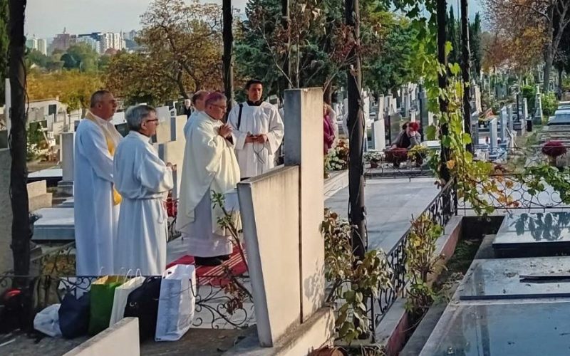 Бискупот Стојанов служеше света Литургија на гробиштата Бутел во Скопје
