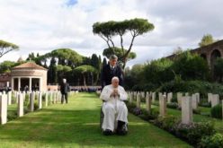 Задушница: Папата се моли за „прекинатите“ животи од војната