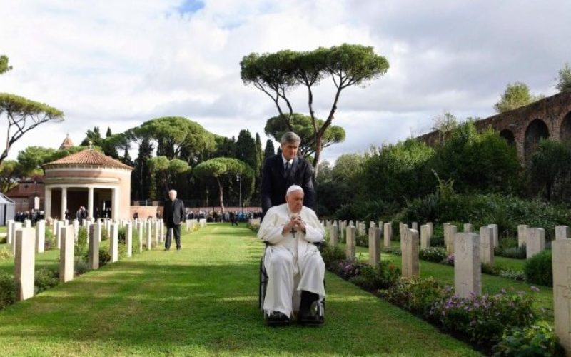 Задушница: Папата се моли за „прекинатите“ животи од војната