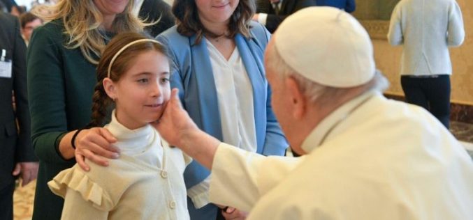 Папата: Воспитувајте ги децата со слобода, не прифаќајте програми кои се во спротивност со вашите вредности