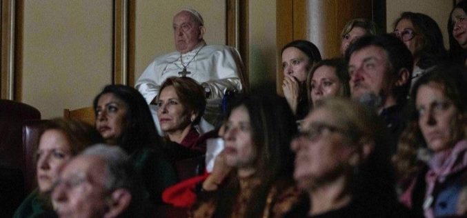 Папата присуствуваше на проекцијата на документарен филм за војната во Украина
