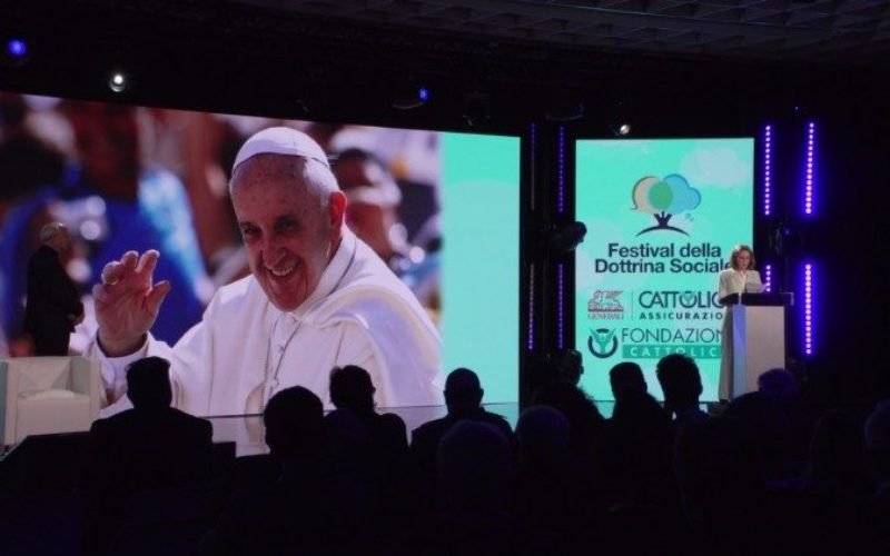 Папата: Да се комуницира значи со интелигенција и љубов да им се помогне на другите да растат