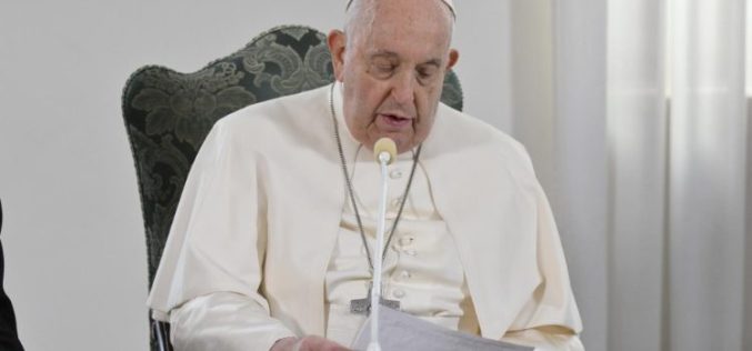 Папата Фрањо: Религиите треба да дадат добар пример работејќи заедно за мирот и климата