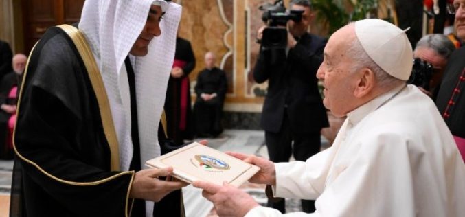 Папата Фрањо ги охрабри новите амбасадори да работат за мир во светот