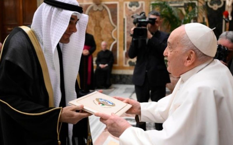 Папата Фрањо ги охрабри новите амбасадори да работат за мир во светот