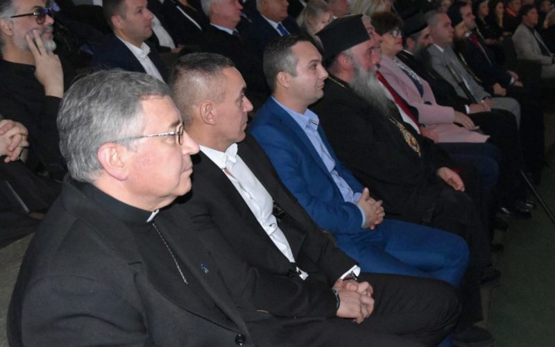 Епископот Стојанов присуствуваше на свечената седница на Советот на општина Струмица