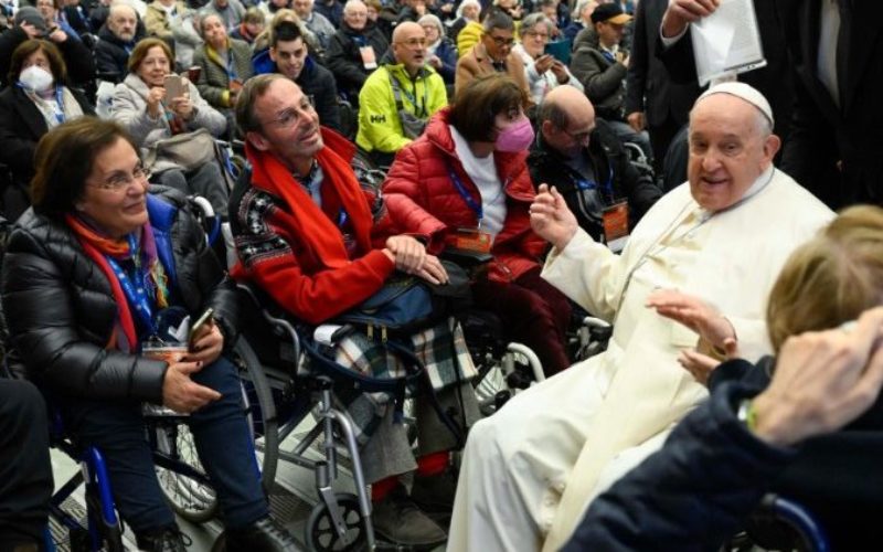 Папата: Бидете знак на блискост во свет кој маргинализира и отфрла