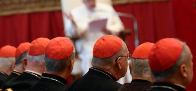 Папата до Римската курија: Само оние кои љубат не престануваат да чекорат кон вистината