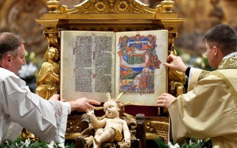 Папата на Божиќна света Литургија: Да ги насочиме очите кон вистинскиот Бог