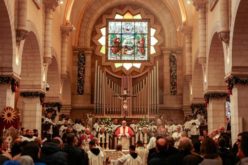Кардинал Пизабала: Потопени сме во морето на омраза, но Божиќ е и треба да ја отстраниме од болката