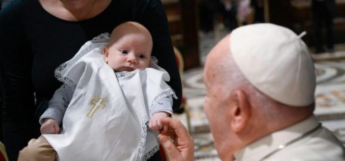 Во Сикстинската капела папата Фрањо крсти 16 деца