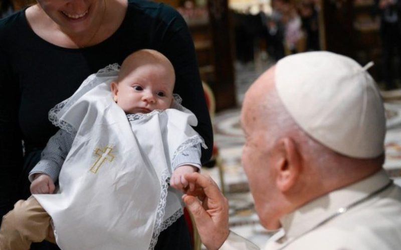 Во Сикстинската капела папата Фрањо крсти 16 деца
