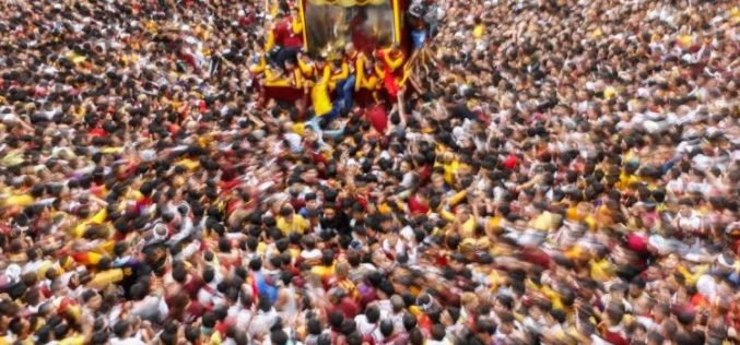 Два милиони Филипинци учествуваа на процесијата со статуа Црниот Назареец во Манила