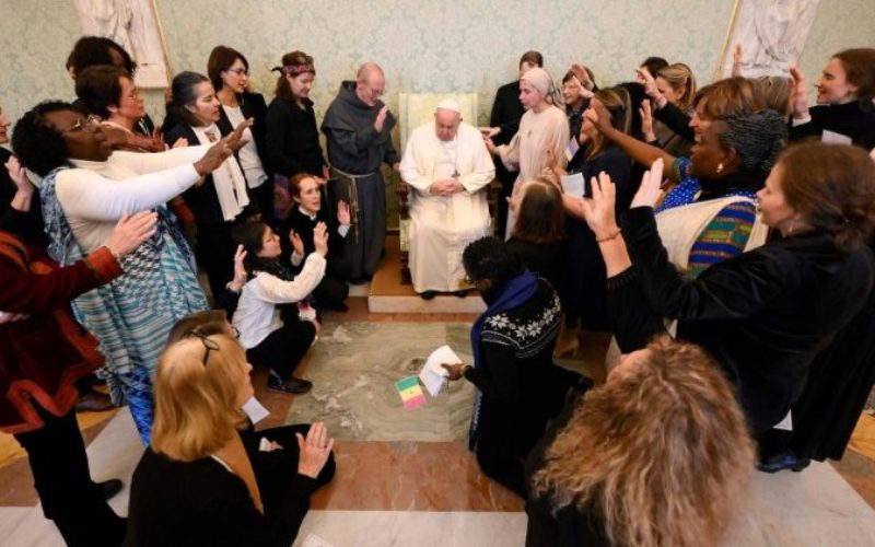 Папата: Бидете мајки во свет кој е глув за оние кои страдаат