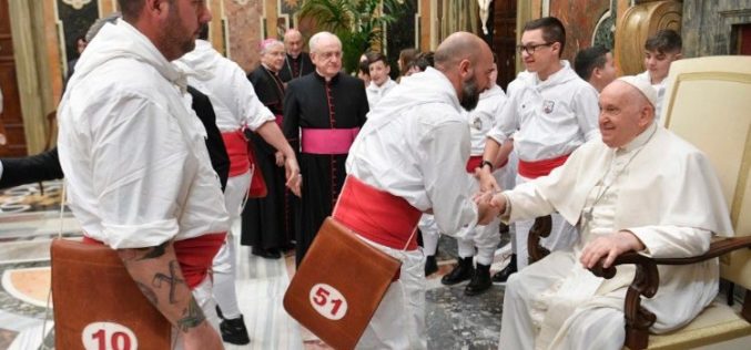 Папата: На Црквата и се потребни луѓе кои ја пренесуваат светоста како зараза