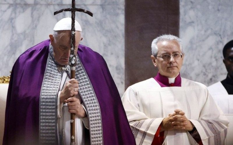 Папата ја повика Римската курија молитвено да ги доживее духовните вежби во Великиот пост