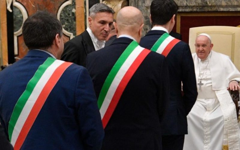 Папата Фрањо жали за културата на фрлање и депопулацијата во Италија