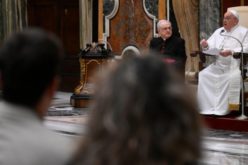 Папата до новинарите: Не кријте ја реалноста и нејзината беда и не создавајте непотребна врева
