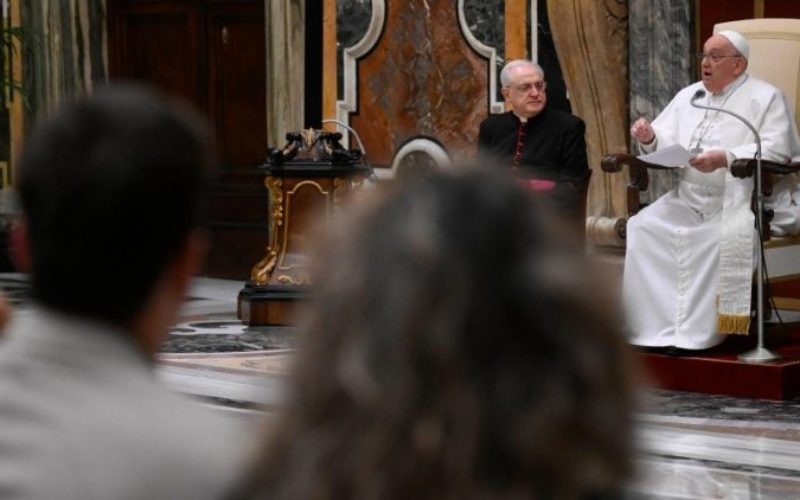 Папата до новинарите: Не кријте ја реалноста и нејзината беда и не создавајте непотребна врева