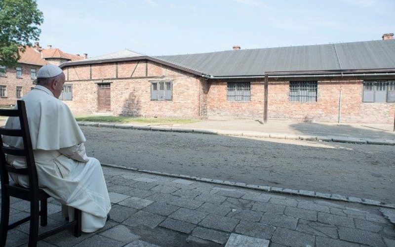 Папата на Денот на сеќавањето на жртвите на Холокаустот: Омразата и насилството ја негираат нашата човечност