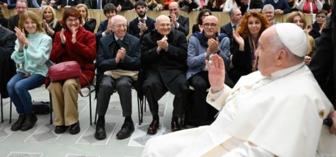 Папата ги повика италијанските католички новинари да не се усогласуваат со доминантната логика, туку да одат против струјата