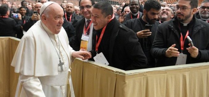 Папата истакна три клуча за постојаната формација на свештениците